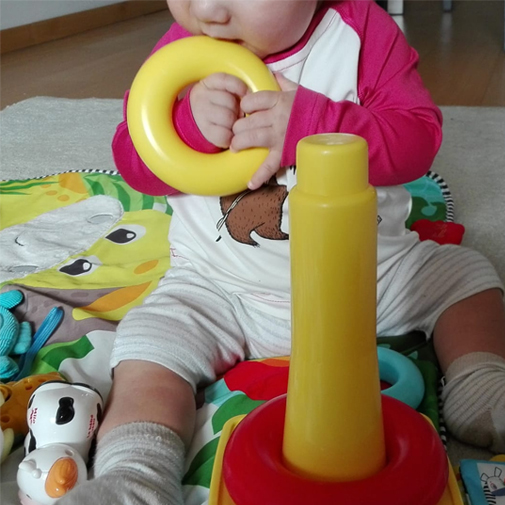 Bebé com jogo de encaixe