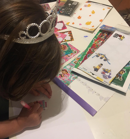 Criança com tiara a desenhar